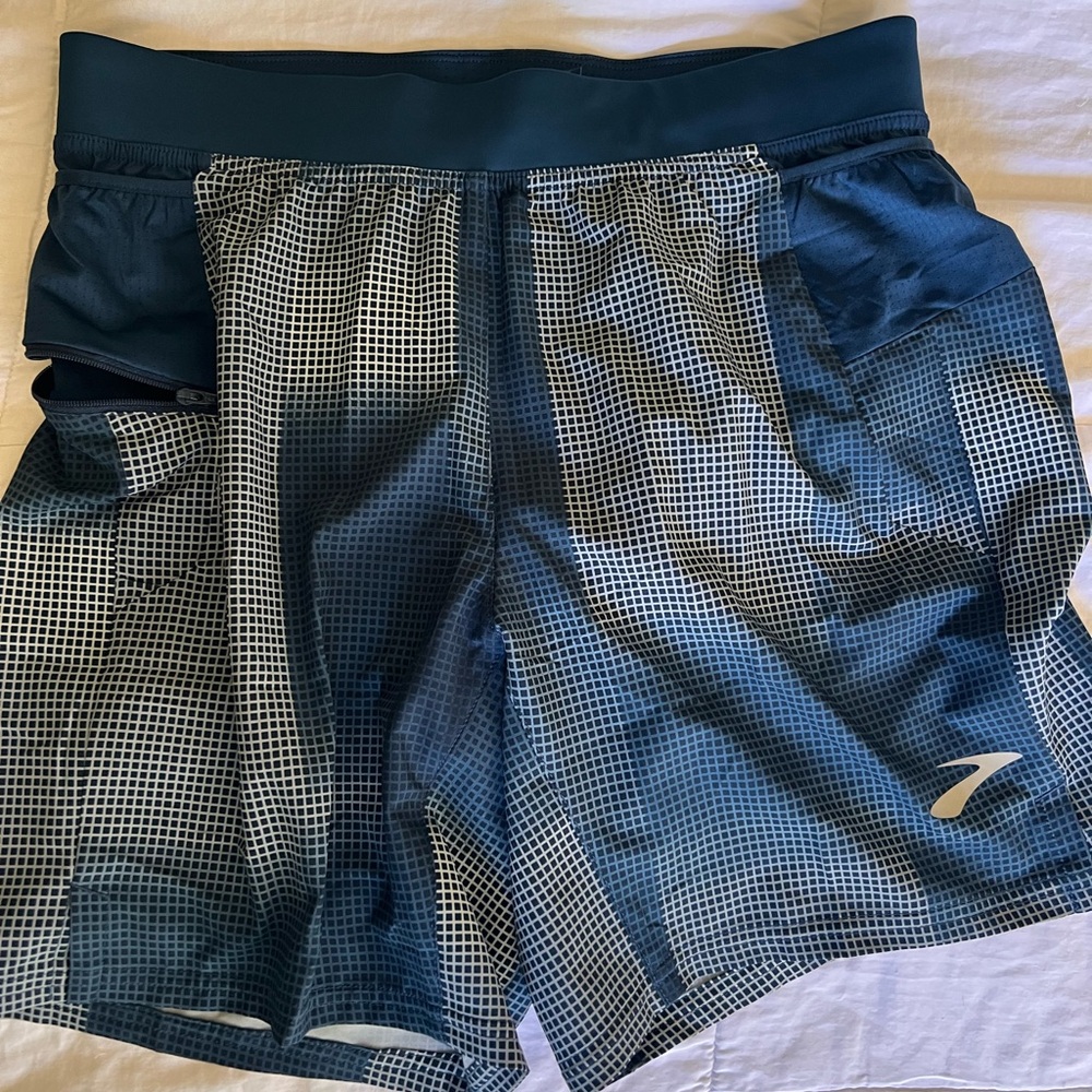 Men’s Brooks Sheila 7” 2-in-1 short. Size small